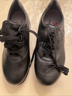 SAS women’s black Lace-Up Sneakers